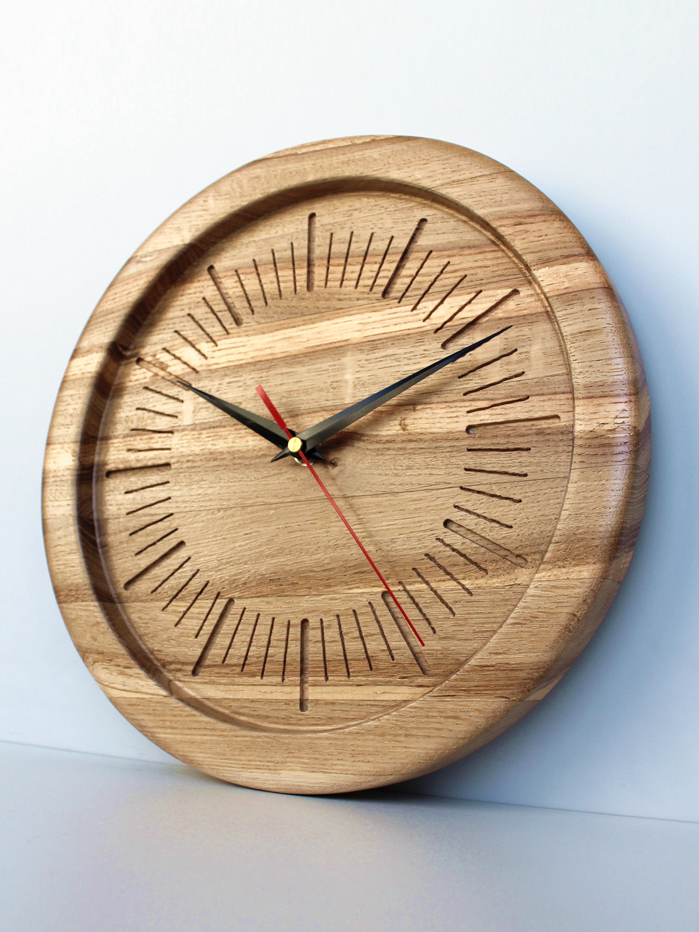 Часы из дуба