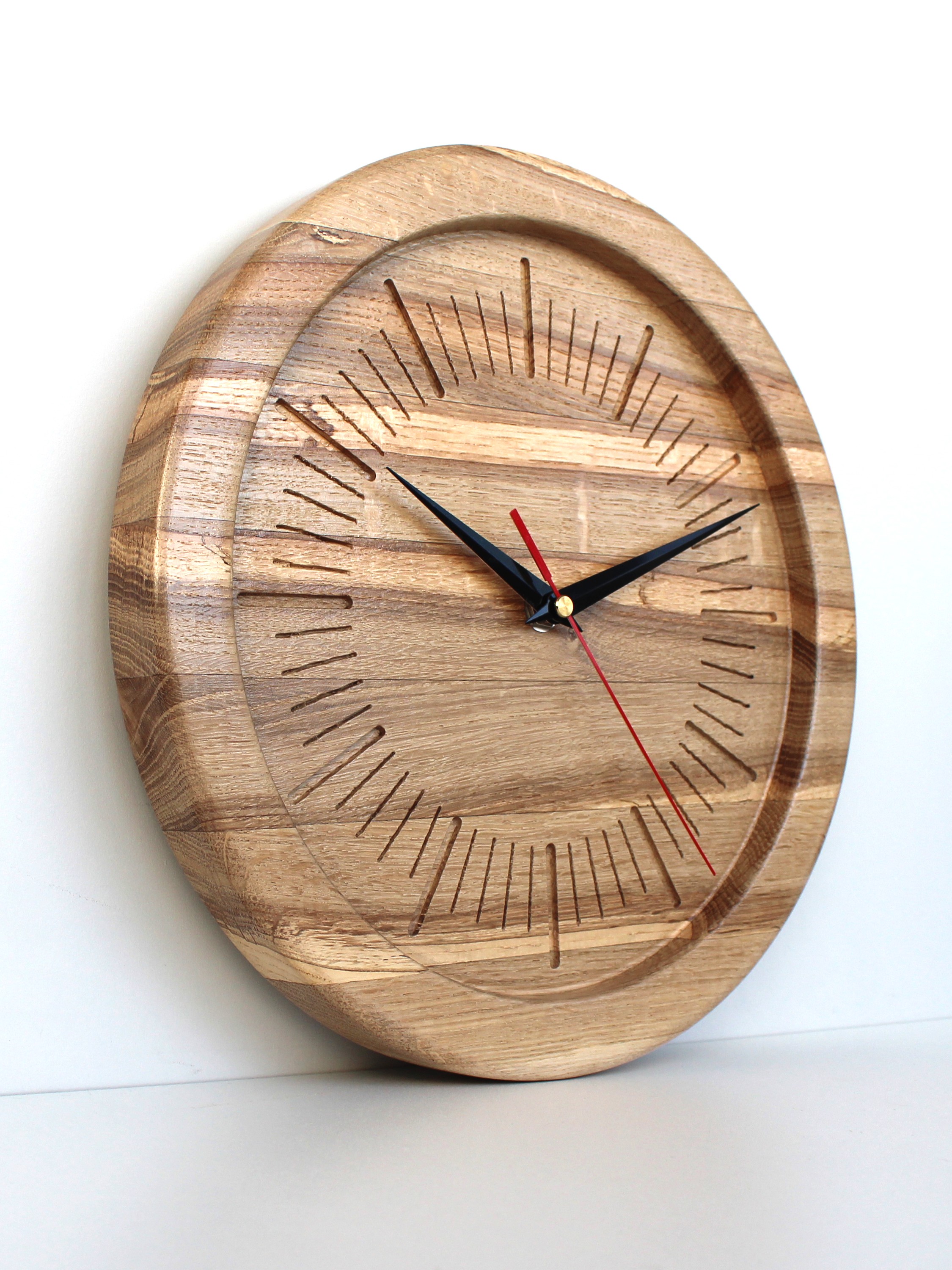 Часы из дуба