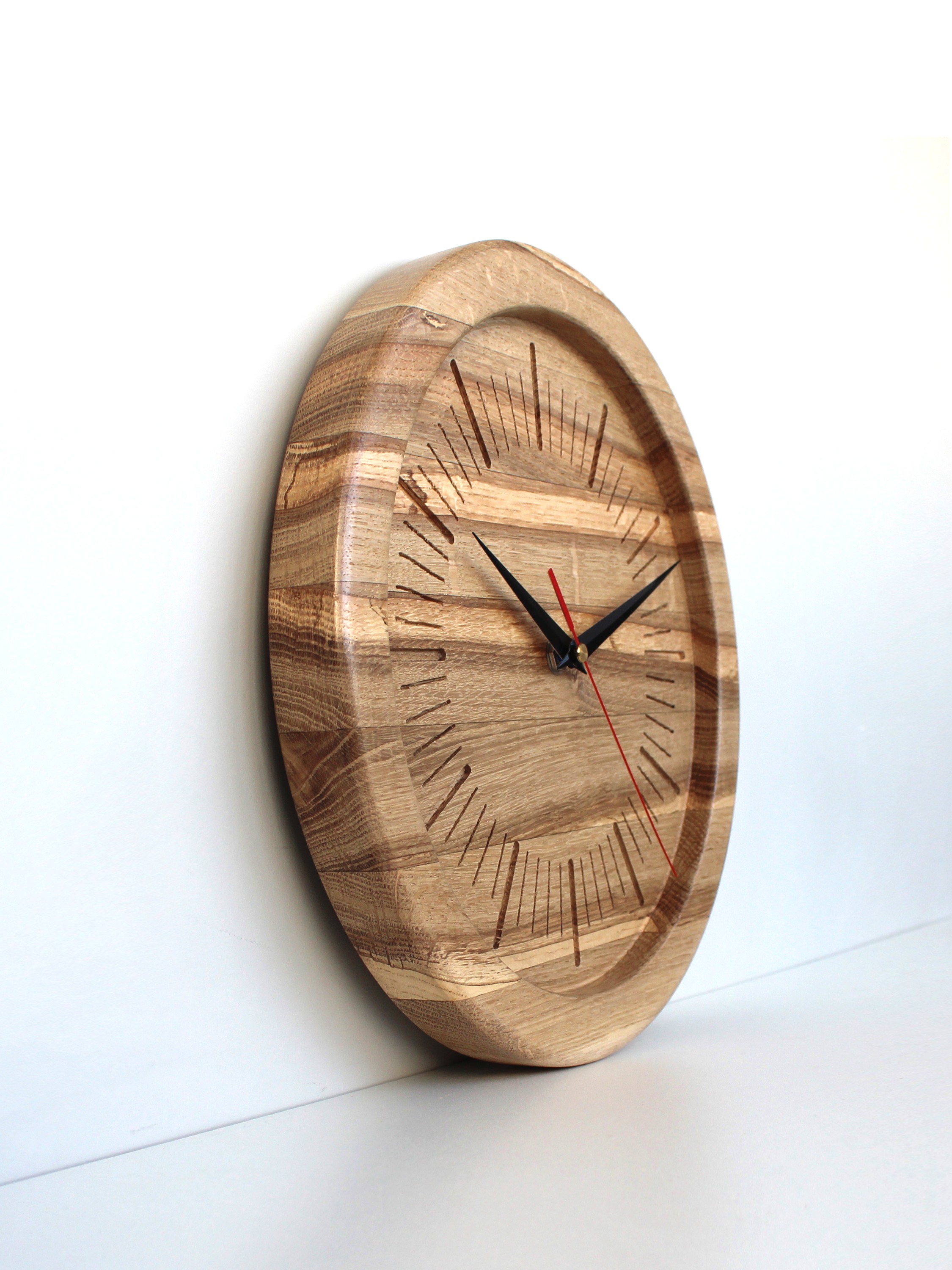 Часы из дуба