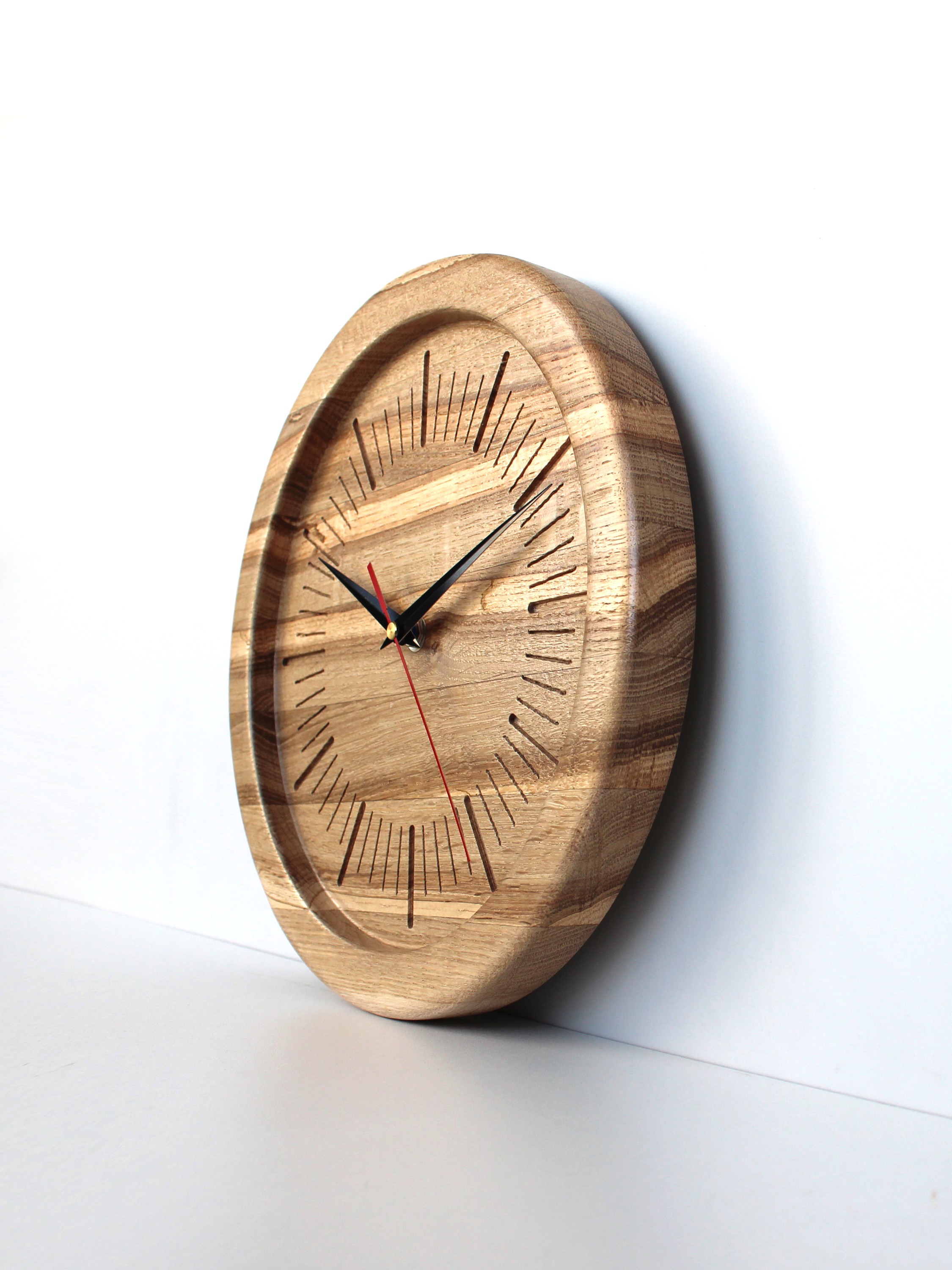 Часы из дуба
