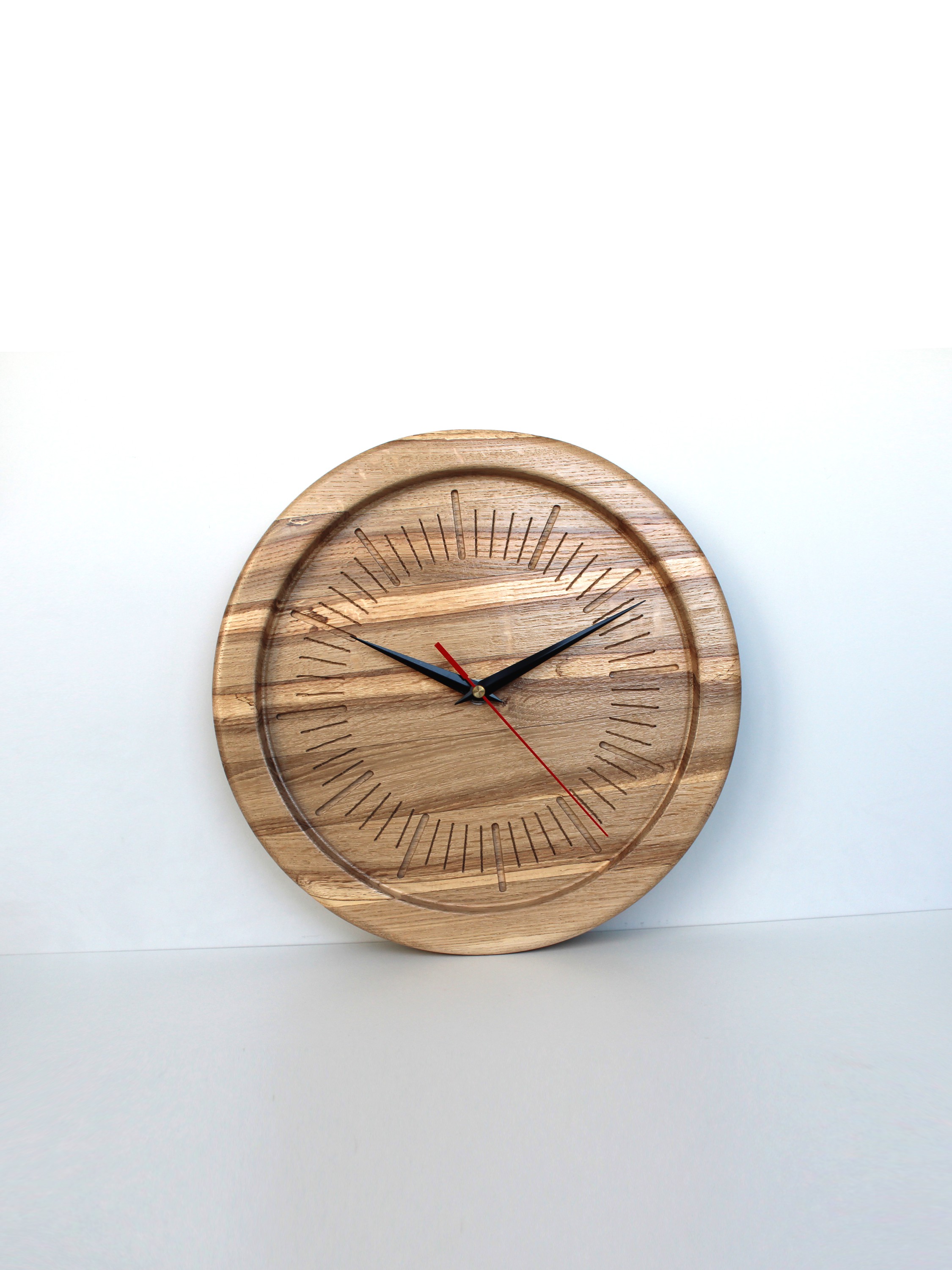 Часы из дуба