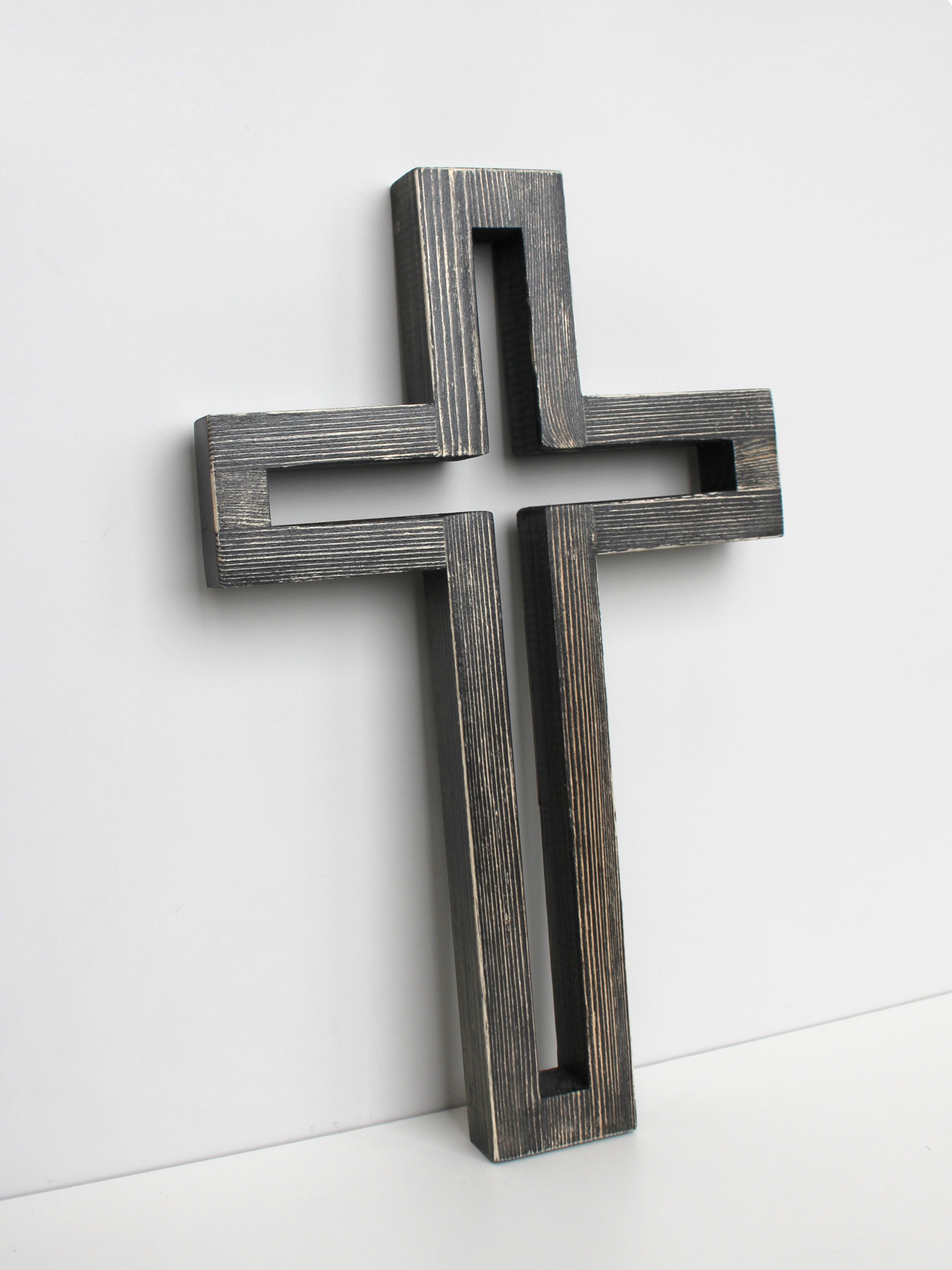 Крест настенный из дерева (полый)